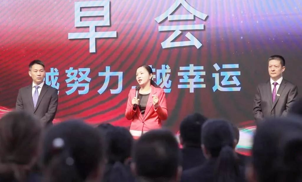 東方龍商務(wù)集團成立5周年系列報道之四 服務(wù)篇《升級服務(wù)質(zhì)量永遠在路上》 東方龍商務(wù)集團成立5周年系列報道之四 服務(wù)篇《升級服務(wù)質(zhì)量永遠在路上》