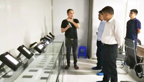 在高端顯示屏擴(kuò)建投資選址項目方總部基地舉行對接會,細(xì)化合作方案,確保優(yōu)質(zhì)項目順利推進(jìn) 在高端顯示屏擴(kuò)建投資選址項目方總部基地舉行對接會,細(xì)化合作方案,確保優(yōu)質(zhì)項目順利推進(jìn)