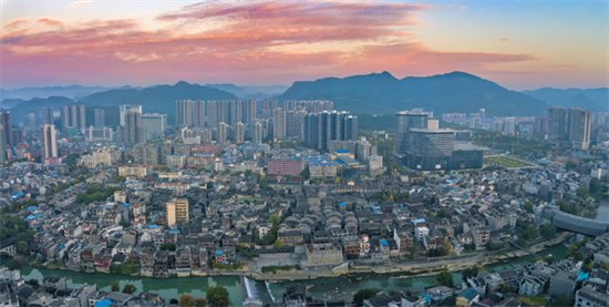 集團全力助推湖南吉首市委托招商招商引資，打造產(chǎn)業(yè)發(fā)展新地標