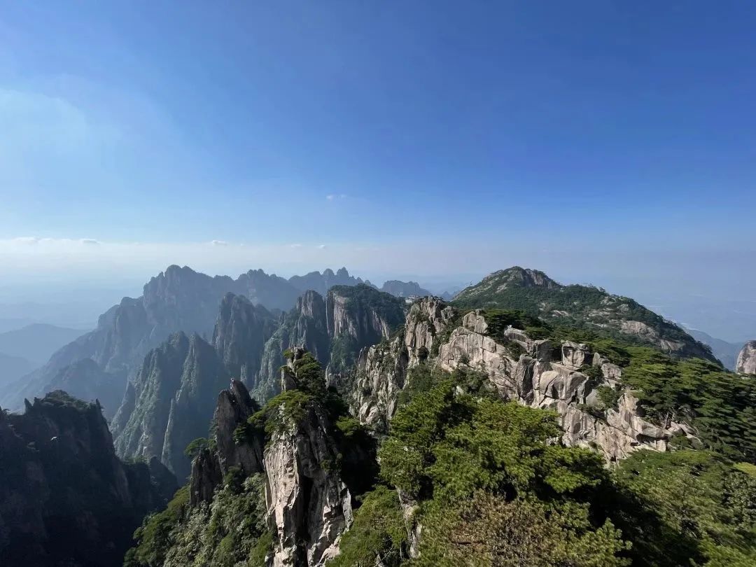 東方龍商務與春天有個約會!集團100余人赴安徽黃山“團建”,太嗨了!“奔跑二季度”——我們準備好了! 東方龍商務與春天有個約會!集團100余人赴安徽黃山“團建”,太嗨了!“奔跑二季度”——我們準備好了!