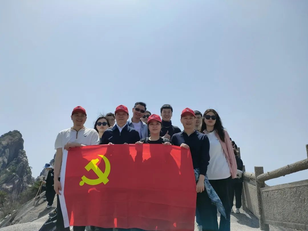 東方龍商務與春天有個約會!集團100余人赴安徽黃山“團建”,太嗨了!“奔跑二季度”——我們準備好了! 東方龍商務與春天有個約會!集團100余人赴安徽黃山“團建”,太嗨了!“奔跑二季度”——我們準備好了!