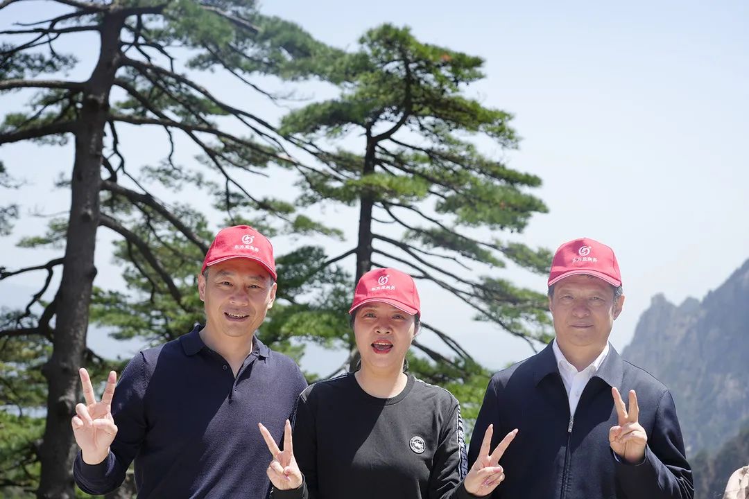 東方龍商務與春天有個約會!集團100余人赴安徽黃山“團建”,太嗨了!“奔跑二季度”——我們準備好了! 東方龍商務與春天有個約會!集團100余人赴安徽黃山“團建”,太嗨了!“奔跑二季度”——我們準備好了!