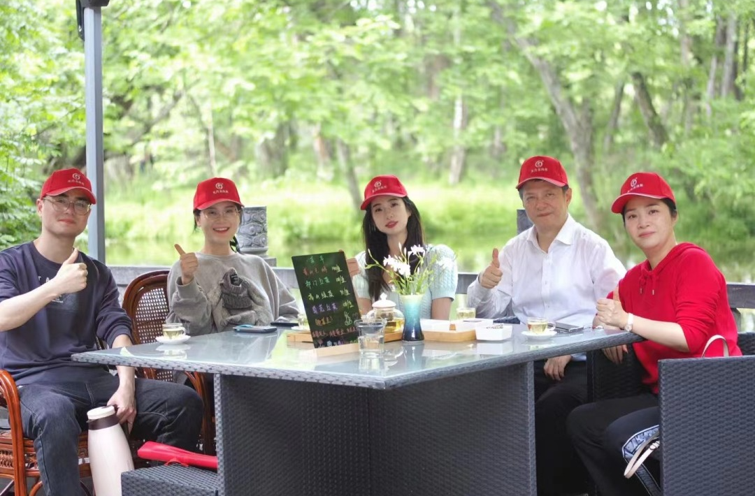 東方龍商務與春天有個約會!集團100余人赴安徽黃山“團建”,太嗨了!“奔跑二季度”——我們準備好了! 東方龍商務與春天有個約會!集團100余人赴安徽黃山“團建”,太嗨了!“奔跑二季度”——我們準備好了!