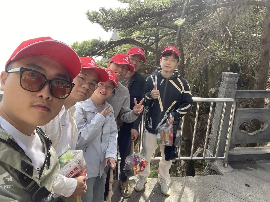 東方龍商務與春天有個約會!集團100余人赴安徽黃山“團建”,太嗨了!“奔跑二季度”——我們準備好了! 東方龍商務與春天有個約會!集團100余人赴安徽黃山“團建”,太嗨了!“奔跑二季度”——我們準備好了!
