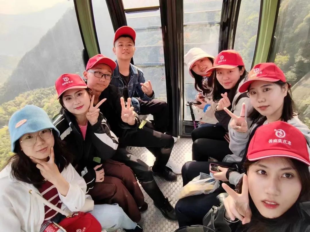 東方龍商務與春天有個約會!集團100余人赴安徽黃山“團建”,太嗨了!“奔跑二季度”——我們準備好了! 東方龍商務與春天有個約會!集團100余人赴安徽黃山“團建”,太嗨了!“奔跑二季度”——我們準備好了!