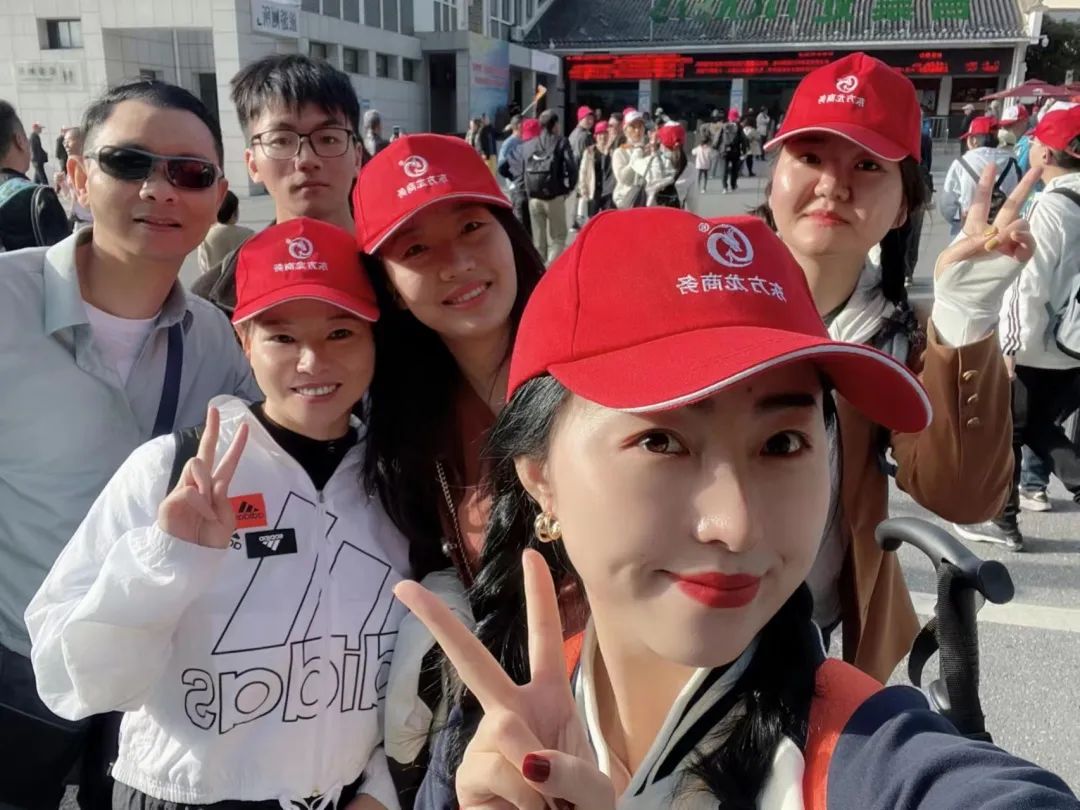 東方龍商務與春天有個約會!集團100余人赴安徽黃山“團建”,太嗨了!“奔跑二季度”——我們準備好了! 東方龍商務與春天有個約會!集團100余人赴安徽黃山“團建”,太嗨了!“奔跑二季度”——我們準備好了!