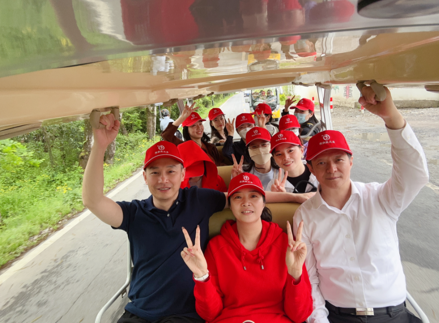 東方龍商務與春天有個約會!集團100余人赴安徽黃山“團建”,太嗨了!“奔跑二季度”——我們準備好了! 東方龍商務與春天有個約會!集團100余人赴安徽黃山“團建”,太嗨了!“奔跑二季度”——我們準備好了!
