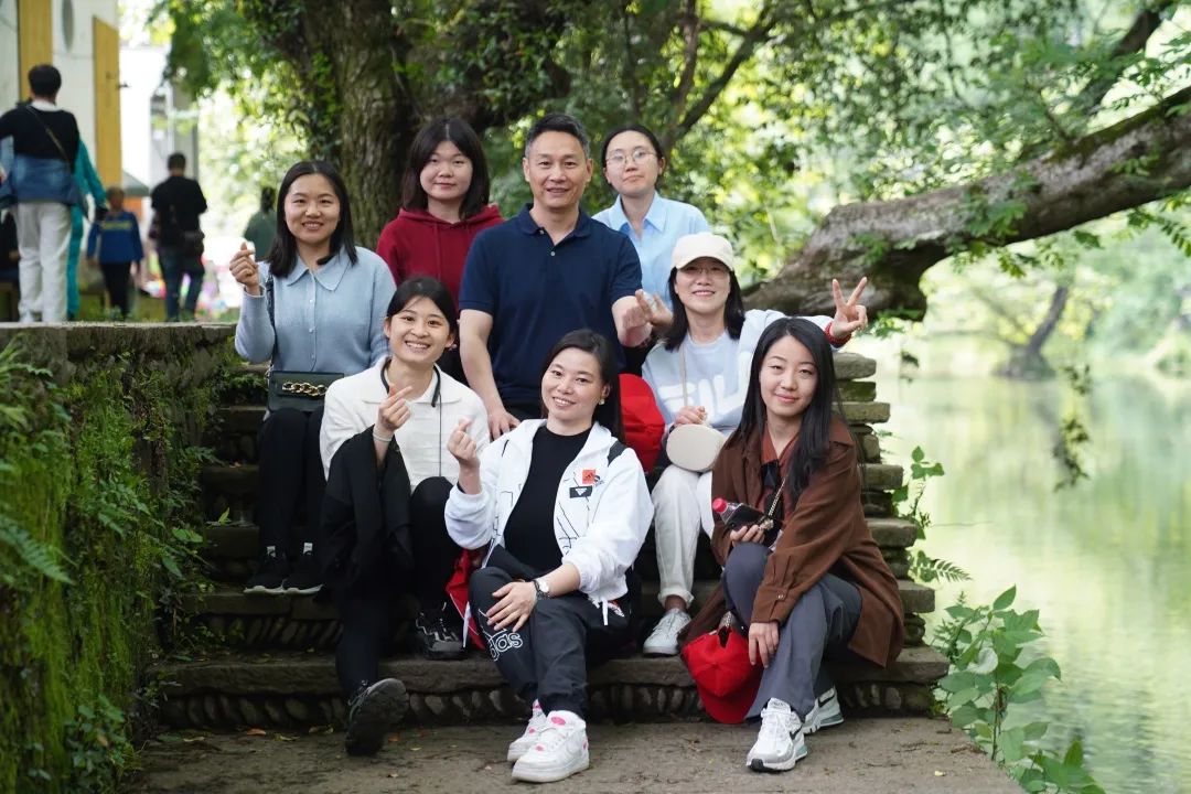 東方龍商務與春天有個約會!集團100余人赴安徽黃山“團建”,太嗨了!“奔跑二季度”——我們準備好了! 東方龍商務與春天有個約會!集團100余人赴安徽黃山“團建”,太嗨了!“奔跑二季度”——我們準備好了!