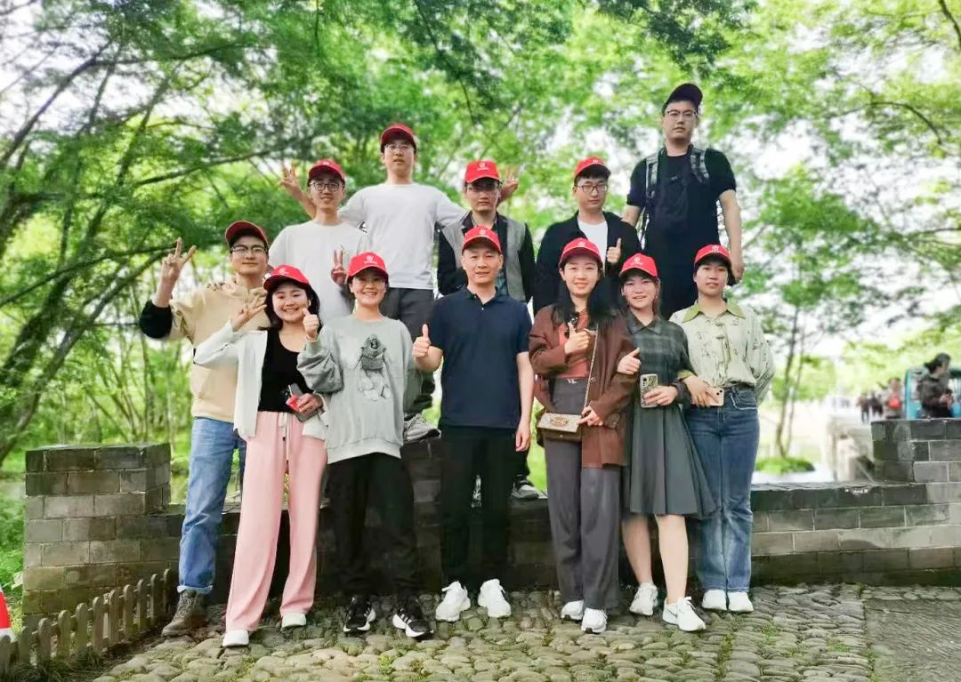 東方龍商務與春天有個約會!集團100余人赴安徽黃山“團建”,太嗨了!“奔跑二季度”——我們準備好了! 東方龍商務與春天有個約會!集團100余人赴安徽黃山“團建”,太嗨了!“奔跑二季度”——我們準備好了!