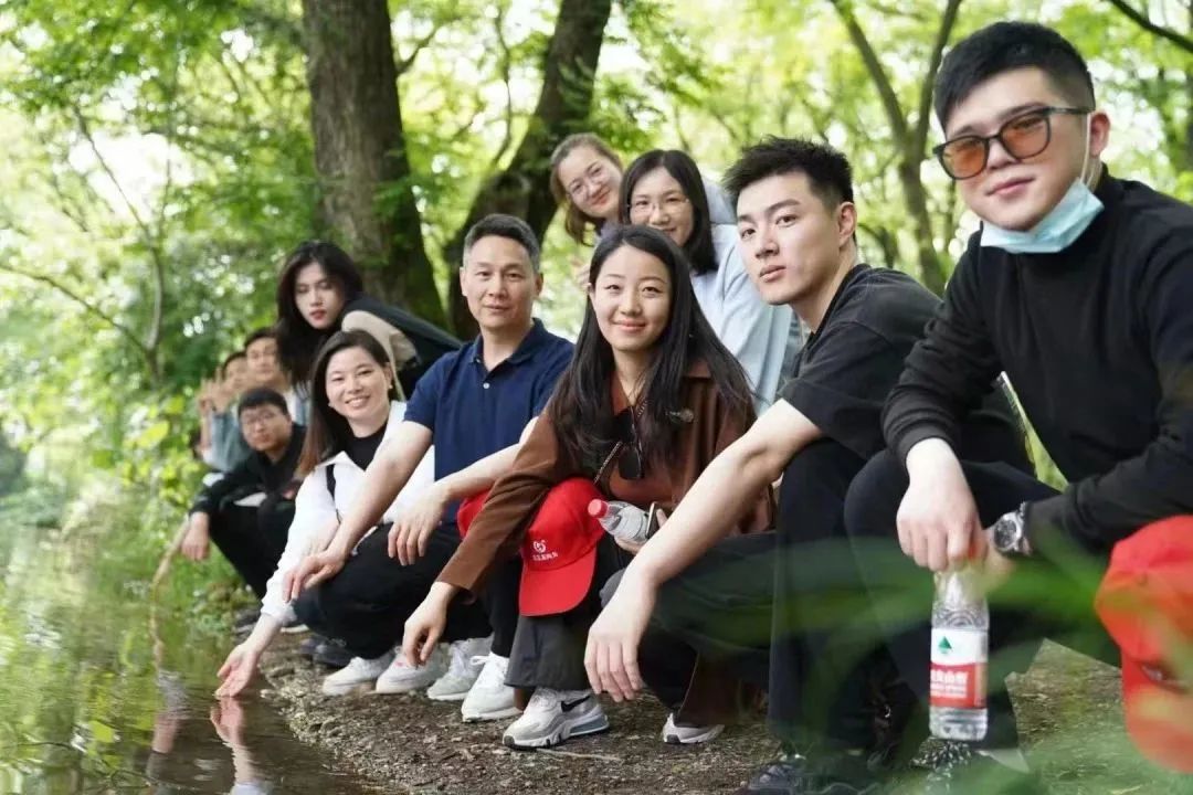 東方龍商務與春天有個約會!集團100余人赴安徽黃山“團建”,太嗨了!“奔跑二季度”——我們準備好了! 東方龍商務與春天有個約會!集團100余人赴安徽黃山“團建”,太嗨了!“奔跑二季度”——我們準備好了!