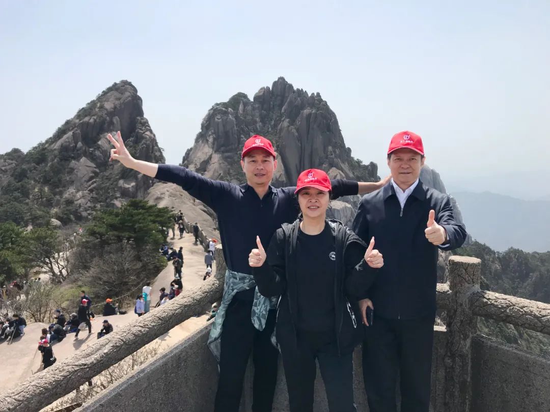 東方龍商務與春天有個約會!集團100余人赴安徽黃山“團建”,太嗨了!“奔跑二季度”——我們準備好了! 東方龍商務與春天有個約會!集團100余人赴安徽黃山“團建”,太嗨了!“奔跑二季度”——我們準備好了!
