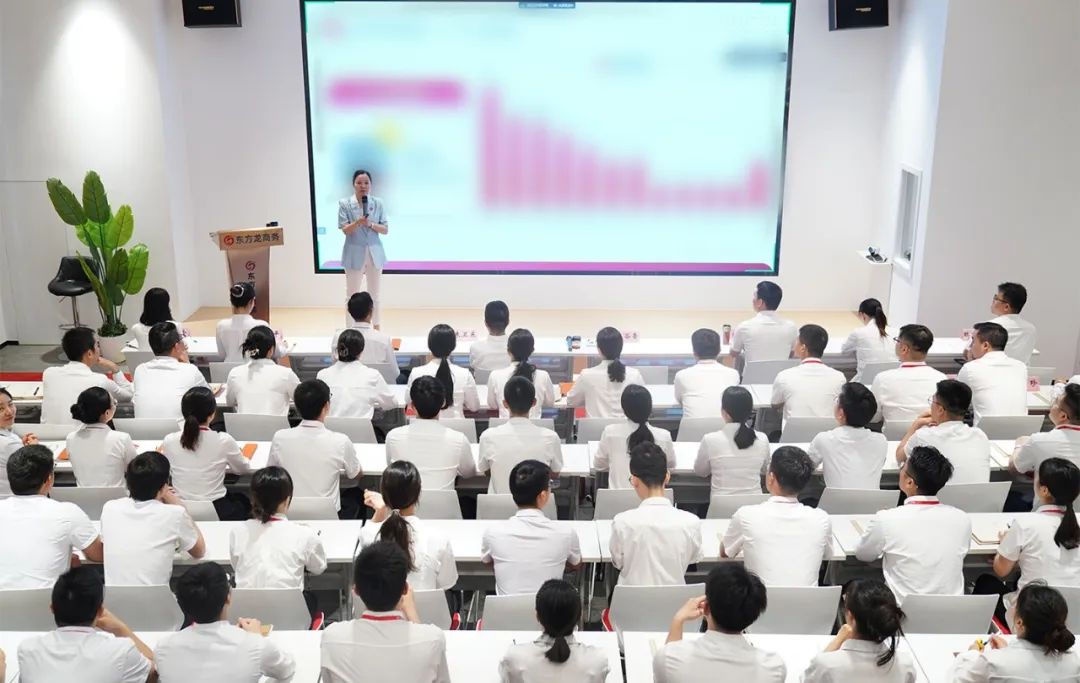 東方龍商務集團舉行上半年工作總結表彰暨“沖刺三季度”競賽動員 東方龍商務集團舉行上半年工作總結表彰暨“沖刺三季度”競賽動員