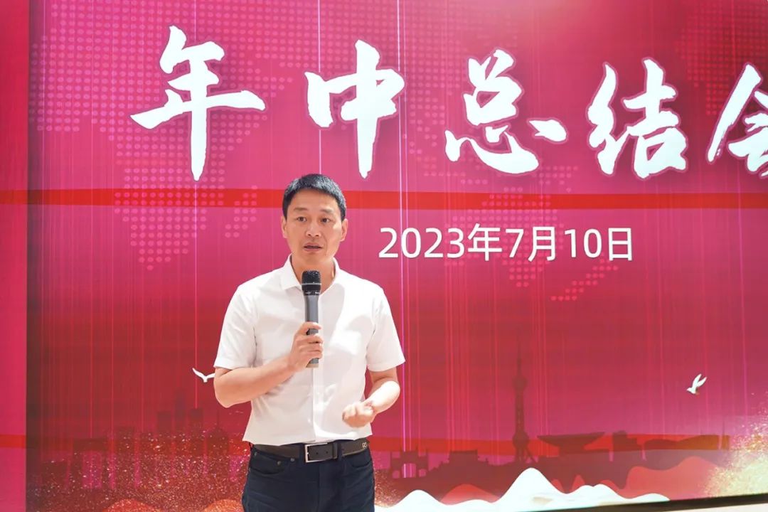 東方龍商務集團舉行上半年工作總結表彰暨“沖刺三季度”競賽動員 東方龍商務集團舉行上半年工作總結表彰暨“沖刺三季度”競賽動員