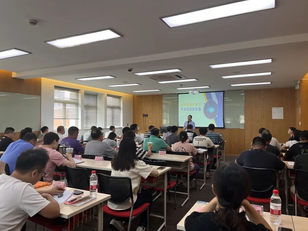 開講啦!集團董事長/CEO陳谷音走進上海交通大學講堂,為廣東海珠區石溪聯社考察團做專業招商實戰培訓 開講啦!集團董事長/CEO陳谷音走進上海交通大學講堂,為廣東海珠區石溪聯社考察團做專業招商實戰培訓