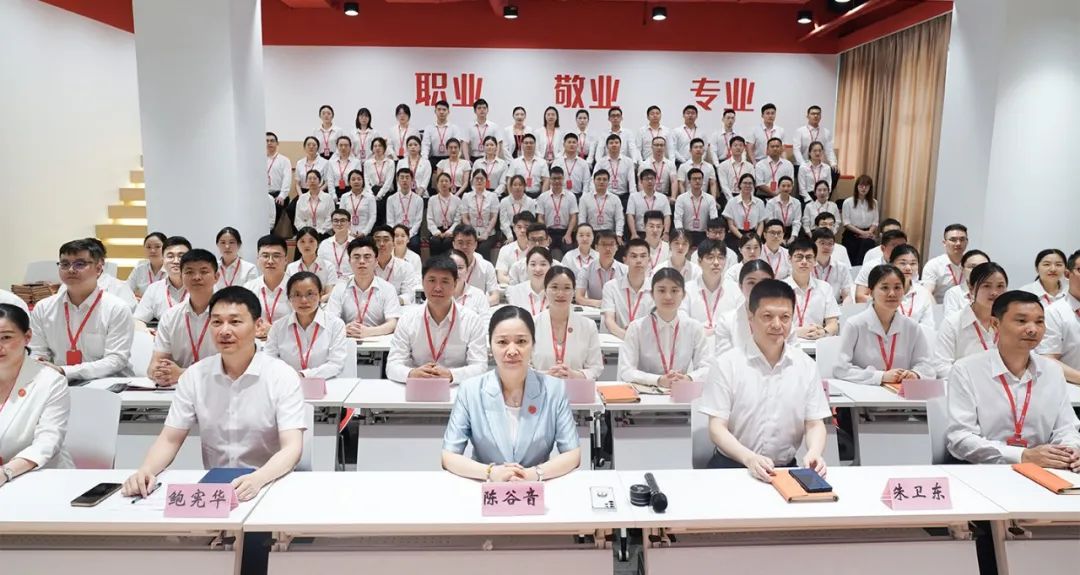 東方龍商務集團舉行上半年工作總結表彰暨“沖刺三季度”競賽動員 東方龍商務集團舉行上半年工作總結表彰暨“沖刺三季度”競賽動員