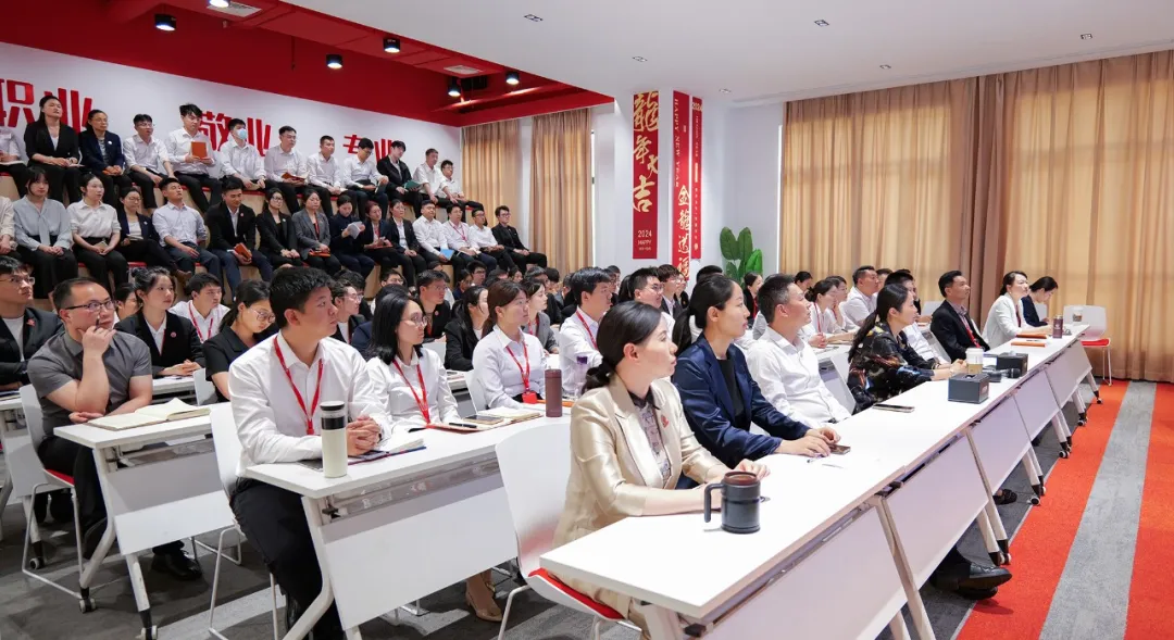 東方龍商務集團組織開展普法教育專題講座，加強企業文化建設，營造良好發展氛圍！