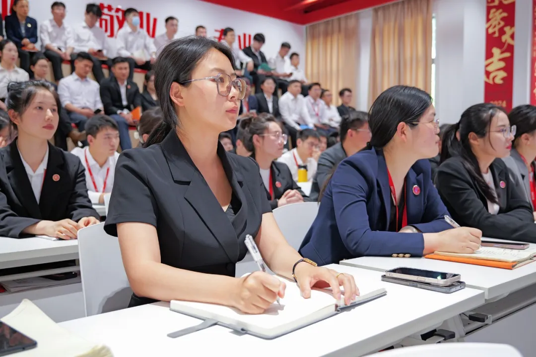 東方龍商務集團組織開展普法教育專題講座，加強企業文化建設，營造良好發展氛圍！