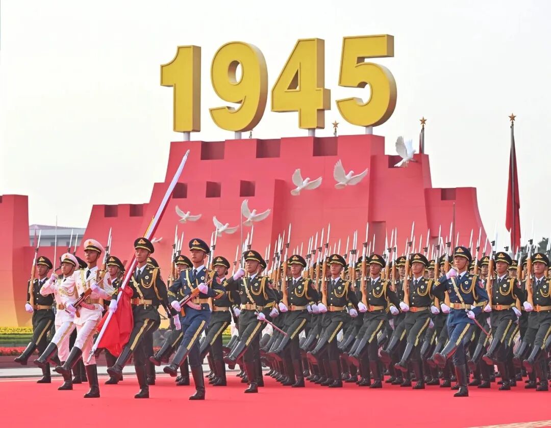 熱血沸騰！上海東方龍商務(wù)集團(tuán)組織全體員工觀看九三閱兵現(xiàn)場(chǎng)直播