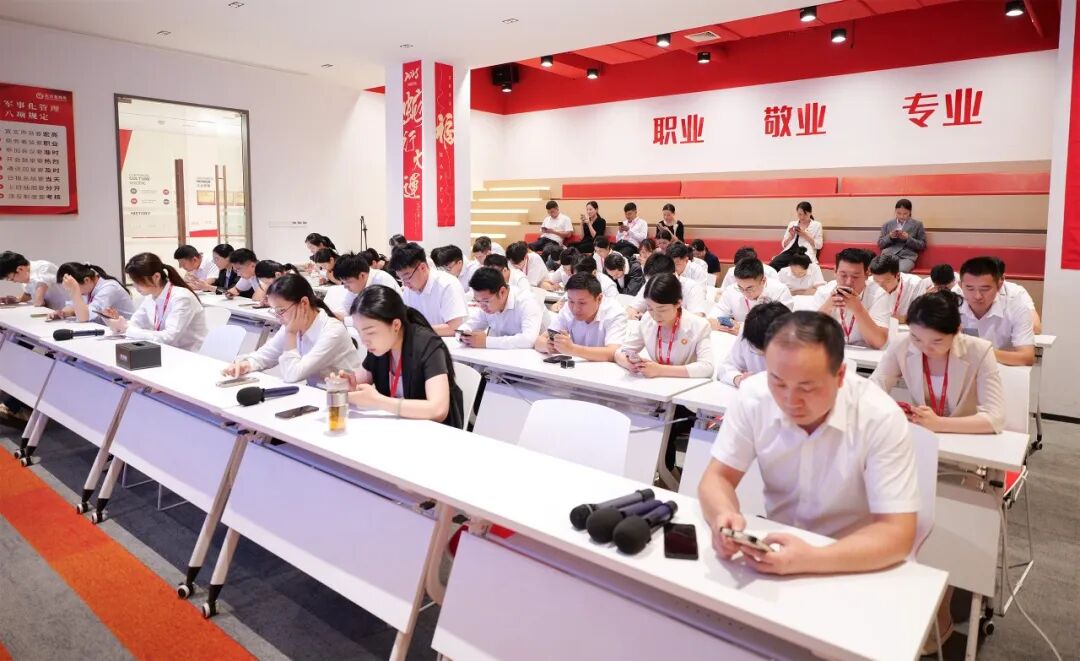 上海東方龍商務集團組織《下半年招商知識及業(yè)務能力測評》考試，為政府招商引資提供強大的智力支持和人才保障！